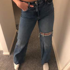 Säljer dessa wide leg jeans från zara! De är i storlek 38, men är väldigt små på mig som vanligtvis bär 38, så skulle säga att de även passar 36. Aldrig använda (förutom att ta bilder i) då de är små på mig. Säljer för 175kr + frakt💞