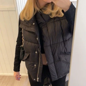 Svart väst - En svart väst som tyvärr inte kommit till användning så jag har köpt en annan 💗💗