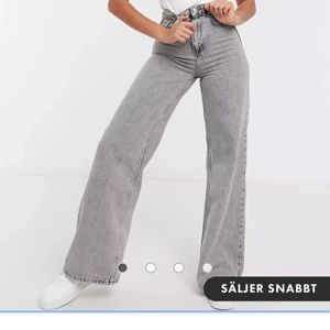 Vida jeans i storlek 38,funkar på en 36 - Supersnygga jeans som är använda EN gång, säljer då de är en aning för små för mig och jag har rivit av lappen o kan därför inte lämna tillbaka. De är i nyskick och är från märket Stradivarius men köpta på Asos för 2 veckor sedan. 230kr