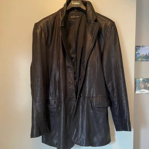 Läderjacka - Supersnygg och stilfylld jacka, den är äldre men fortfarande i jättebra skick. Såklart är det inte riktigt skinn på jackan! 