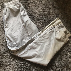 Nike byxor  - Snygga vintage Nike byxor. Använd få tall gånger pga är förstora. Passar storlek M. (På ena benet är det lite missfärgade men inget som syns på långt håll) annars är byxorna ljusblåa med små blå detaljer. Skriv för flera bilder🌸