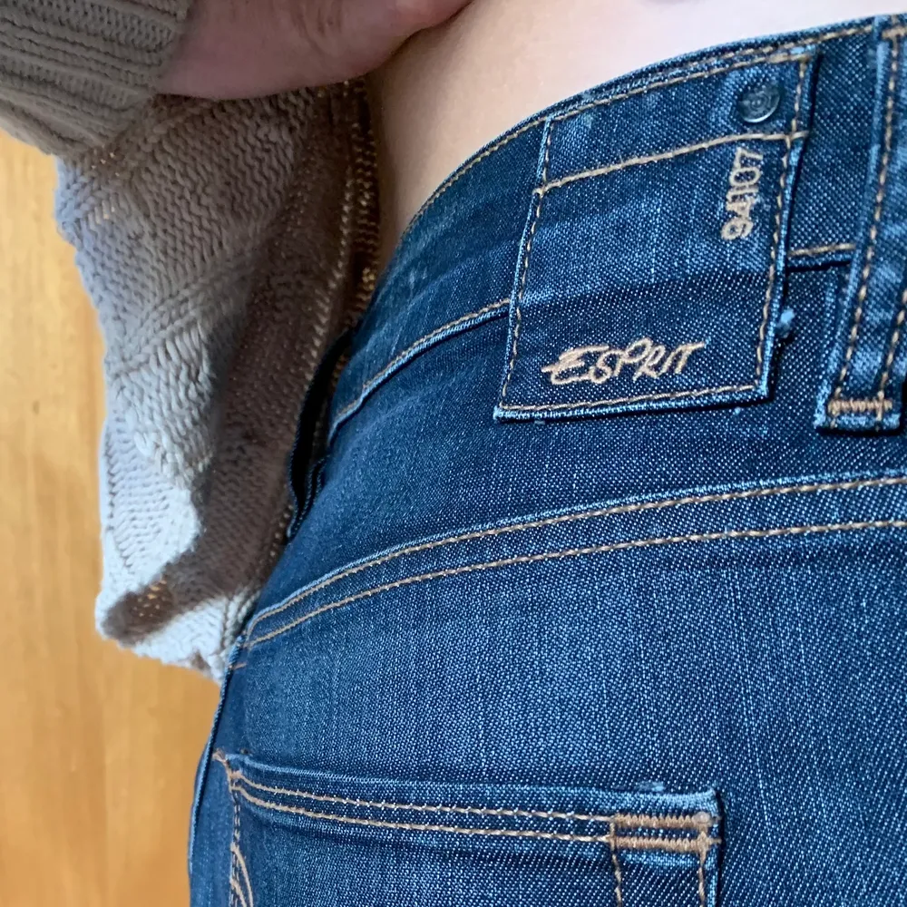 Suuuperfina esprit jeans. De är mörkblå och lågmidjade. Sitter jättefint och är perfekt längd på mig dom är 173. Köparen står för frakt! 😘😘😘😘. Jeans & Byxor.