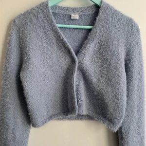 Cardigan - Säljer denna sjukt gulliga koftan i väldigt fint skick. Den är väldigt fluffig och det gör den väldigt skön, buda!