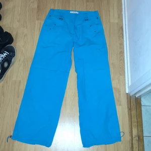 blåa cargo byxor - blåa cargo byxor i storlek 38, köparen står för frakt💚