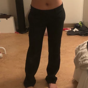 Lågmidjade kostymbyxor  - Jättefina lågmidjade kostymbyxor. Köptes på myrorna för några månader sen men bara använda 2-3 gånger av mig. Väldigt fint skick. Köpta på herravdelningen men passar finfint på tjejor också. Vet ej storleken men typ S