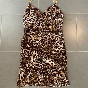 Leopardklänning  - Leopardklänning i storlek xs/s. Står ej storlek men passar mig som har xs/s. Rynkad framtill hela vägen ner. Pris: 70 kr + 66 kr spårbar frakt