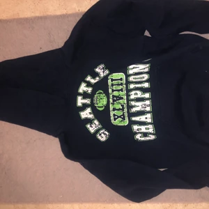 Champion hoddie  - Storlek L liten i storleken 