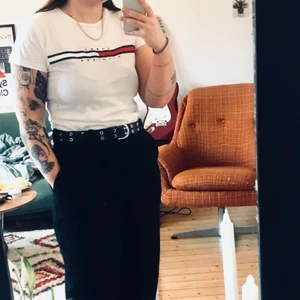 Sols t-shirt med Tommy Hilfigertryck  - Knappt använd t-shirt i bra skick. Är stl L, men den är snarare en S. 