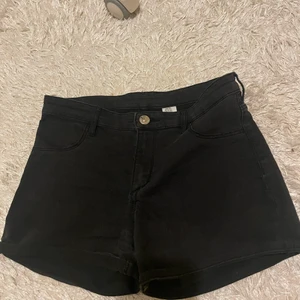 Svarta snygga jeans shorts!!! - Snygga shorts från hm! Det finns inga fläckar eller hål och säljer då dom är för små. 