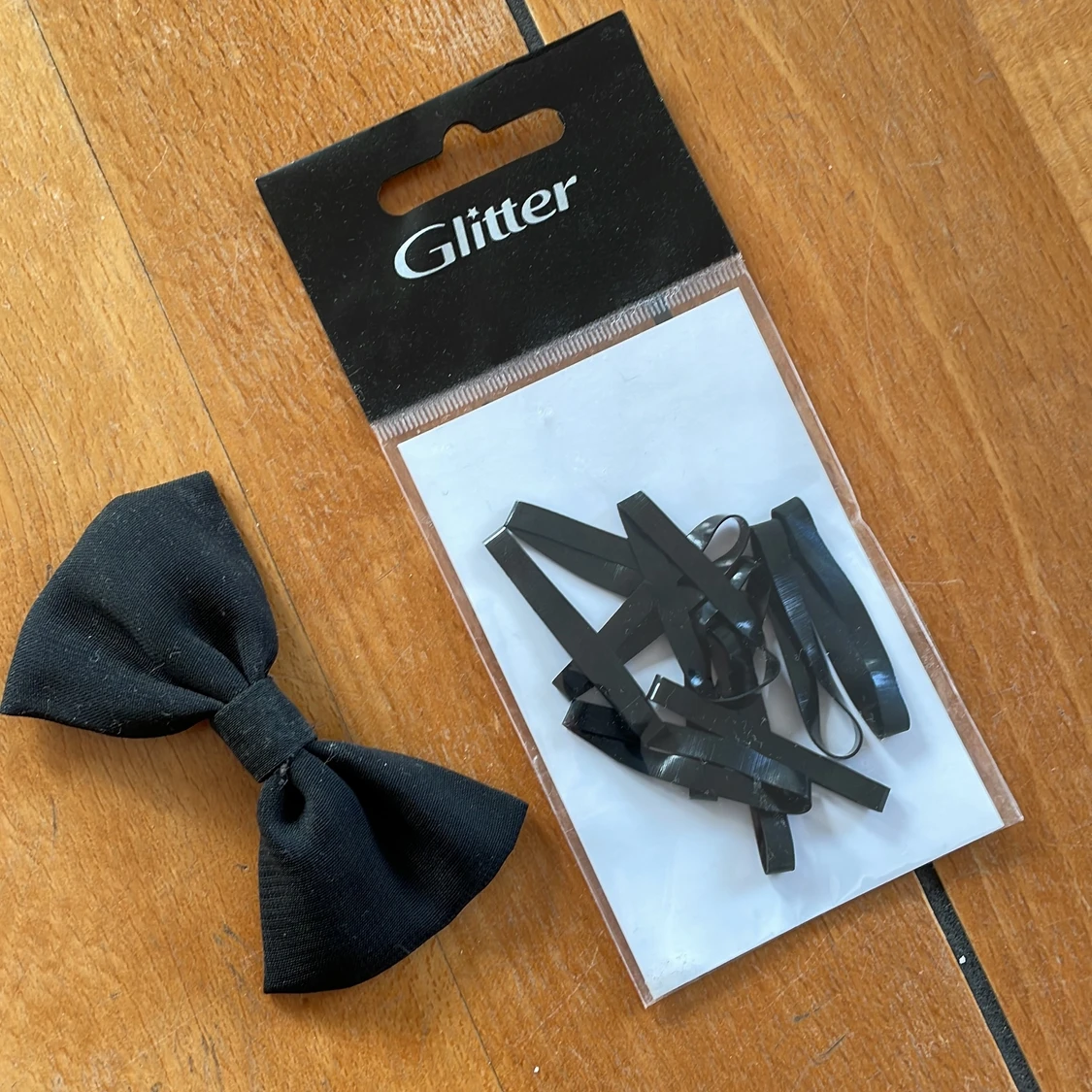 Hårpaket. Rosettklämma & gummiband.