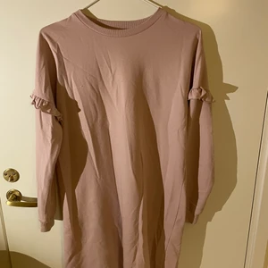 Jättesnygg klänning från New Yorker!  - Ljusrosa klänning med volang vid armarna. Jättesnygg och ganska så sval. Säljer då det inte riktigt är min stil. 