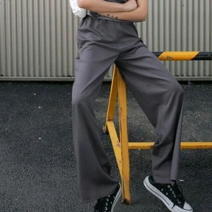 Grå byxor - Säljer dessa ljusgrå/lila byxor som inte kommer till användning. 