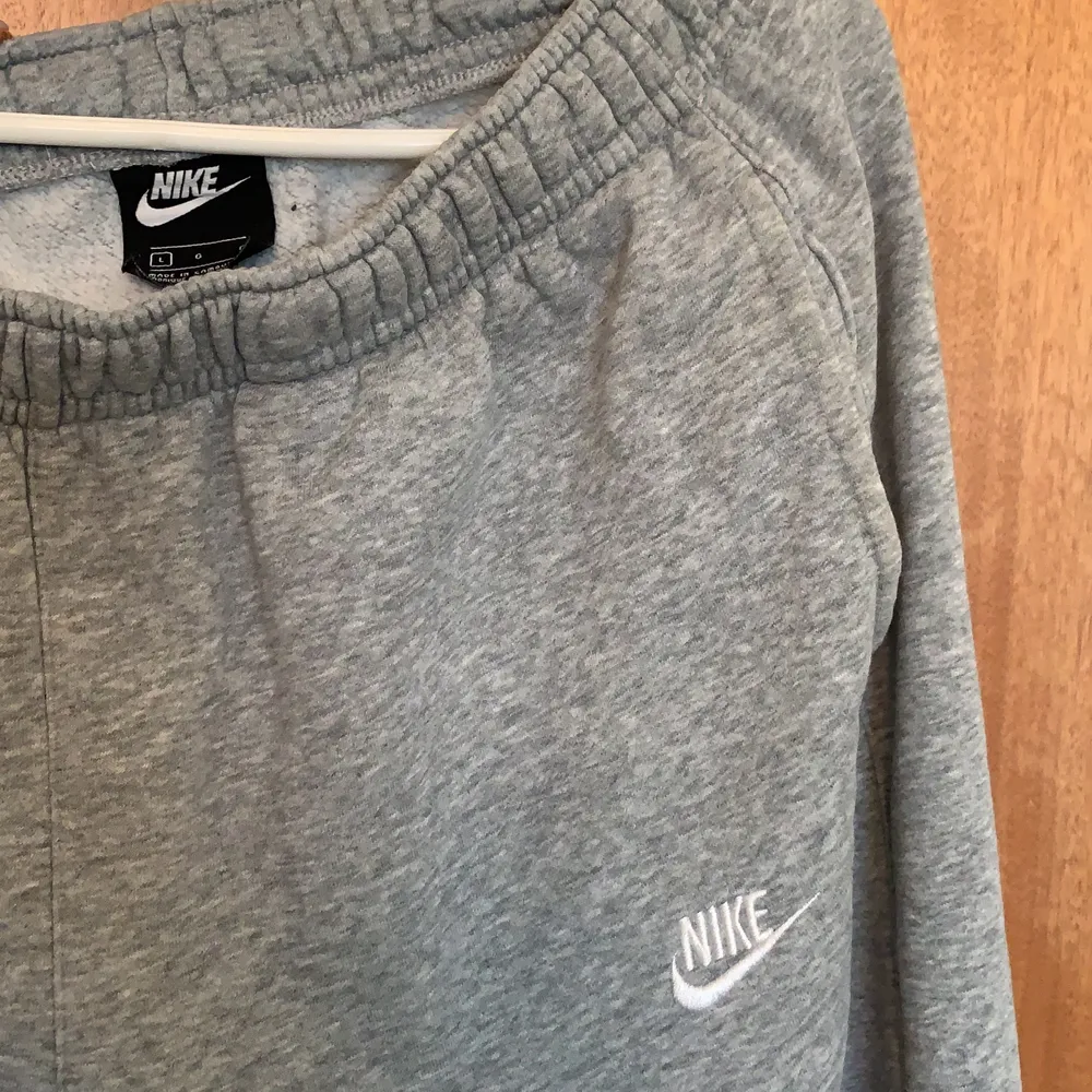 Gråa nike mjukisbyxor i storlek L (man). Inga defekter som fläckar eller hål. Äkta. Köparen står för frakten om vi inte kommer överens om annat och pris kan alltid diskuteras👍🏼. Jeans & Byxor.