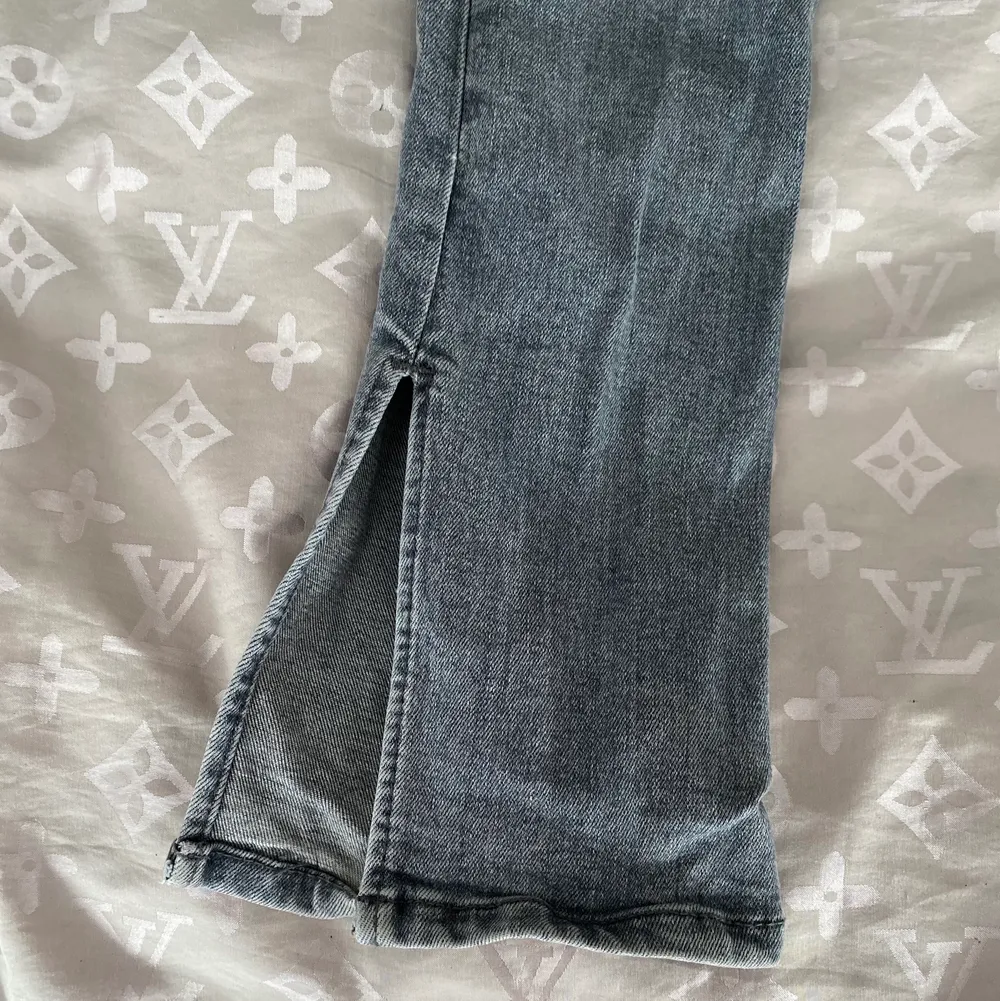 Säljer dessa snygga och trendiga jeansen från zara. Använda ett par gånger. Skinnyfit men lite utsvängda i botten med slits. Köparen står för frakten. Kontakta mig för fler bilder.💕💕. Jeans & Byxor.