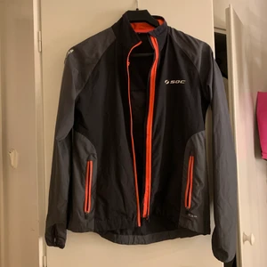 Vindjacka - Vindjacka ifrån SOC storlek 34! Jättebra skick då den har blivit för små för mig:( 