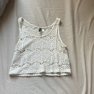 Två st spets stickade linnen  - Ett svart o vitt linne som användes under en sommar men fortfarande i bra skick. Själv för att inte min stil längre och dom är för stora för mig nu. Köparen står för frakten 