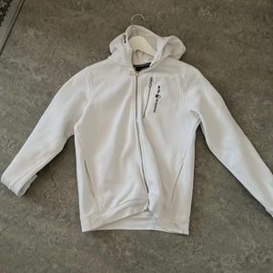 Sail Racing Hoodie<3 - Bara andvänt 3/4 ggr pgrund av att storleken var för liten för mig. Den har inga fläckar eller hål i hoodien, alltså i helt nyskick! Jag fraktar BARA!!