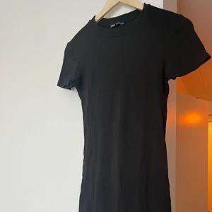 Ribbad klänning - En kort ribbad t-shirt klänning från zara.