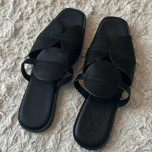 Lädersandaler - Ett par snygga sandaler från gram i läder perfekta till sommaren. Använda ute endast en gång och säljer för att det är för smala för mig. Nypris är ca 800kr