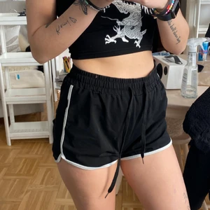 Mjukisshorts i storlek M - Svarta högmidjade mjukisshorts i storlek M, sitter som S ungefär. Bra skick nästan aldrig använda. 20kr + frakt