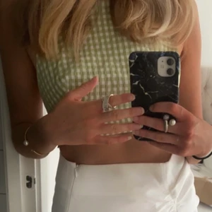 Grön och vit rutig topp ifrån ZARA - Säljer en grön och vit rutig topp ifrån ZARA. Jättefint skick, storlek S!! Passar bra till högmidjade kjolar eller byxor!!