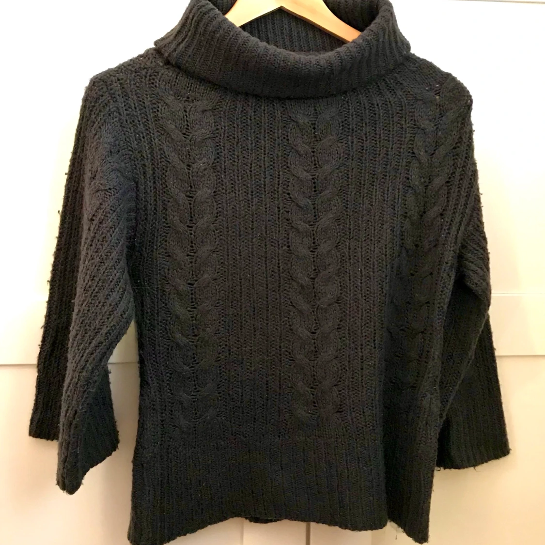 Stickad polotröja, strl M - 90