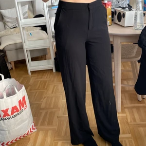 Svarta kostymbyxor i storlek 34 - Svarta kostymbyxor i storlek 34, men passar mig som vanligtvis har M. perfekta i längden för mig som är 167. Bra skick men mycket använda! 100kr + frakt