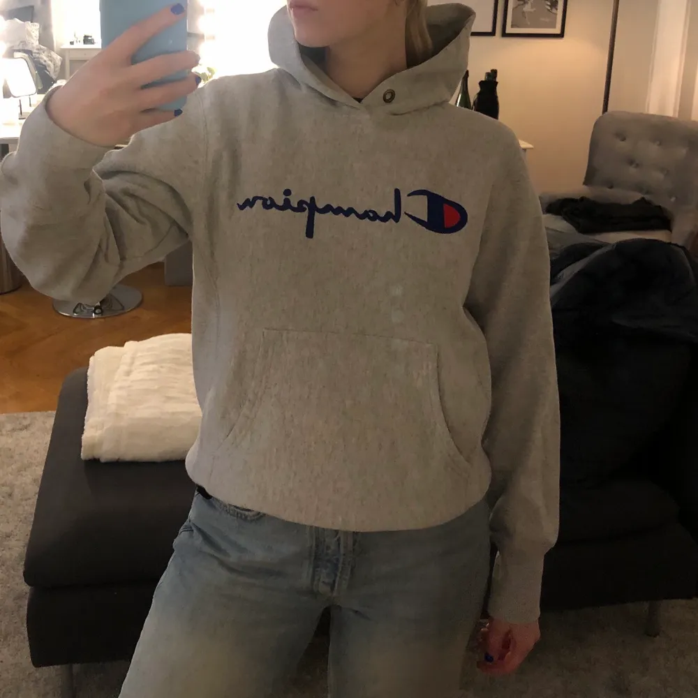 Grå champion hoodie. Storleken passar S-L beroende på hur man vill att den ska sitta. Den är i bra kvalitet och priset går att diskuteras vid snabb och smidig affär!🤗 (Orginal pris ligger snittar runt 1000kr). Tröjor & Koftor.