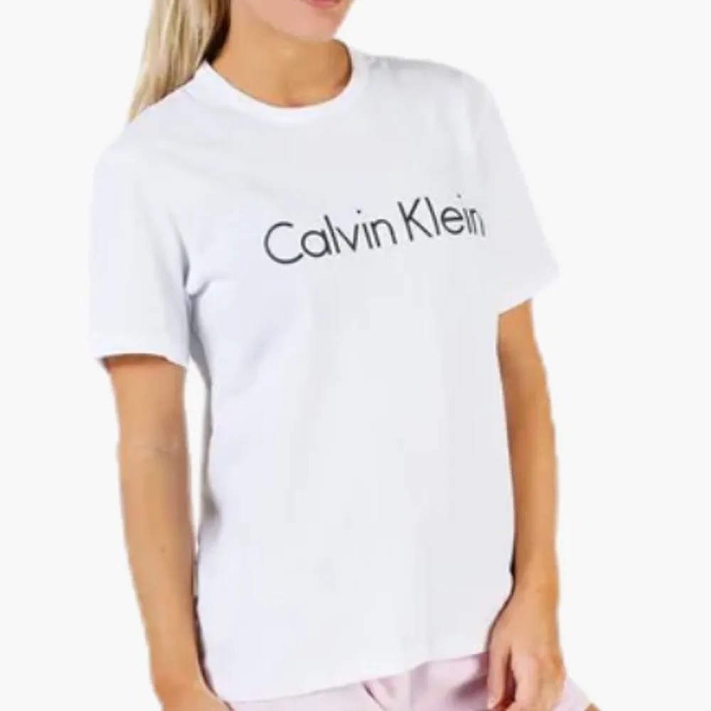 Vit Calvin Klein t-shirt i storlek S, säljer för 100kr (nypris 380kr) . T-shirts.