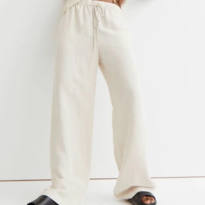 LINNEBYXOR H&M - Säljer dessa linnebyxor i stl xs från H&M, helt slutsålda i denna storleken!! 💞 perfekta i sommar och inte genomskinliga! helt nya med lappar kvar!💕 frakten står köparen för! 💗 innerbenslängden är ca 75,5 cm! Passar mig som är 164 och längre! Passar xs/S! BUD 400,köp direkt för 500 + frakt 💞