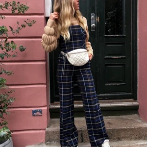 Byxdress från Zara - stl XS - 🤍Byxdress från Zara Stl XS Aldrig använd, endast provad. Perfekt skick! 65% polyester, 32% viskos, 3% elestan 