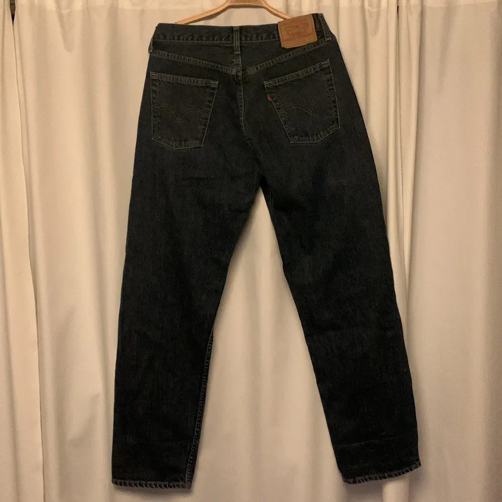 Hejsan! Säljer dessa mörkblåa levis jeans då de är för stora för mig. Storlek w32/l32. Extremt fint skick för att vara ett par vintage levis! Köparen står för frakt!❤️. Jeans & Byxor.