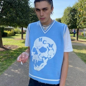 Heaven Can Wait Sky Fall Vest - Helt ny oanvänd blå knitted vest från HCW. Oversized i storleken passar som M. Bilderna är inte mina, för mina bilder kolla tidigare annons eller skicka ett meddelande till mig 😊 För fler bilder eller mått kontakta mig ‼️ 