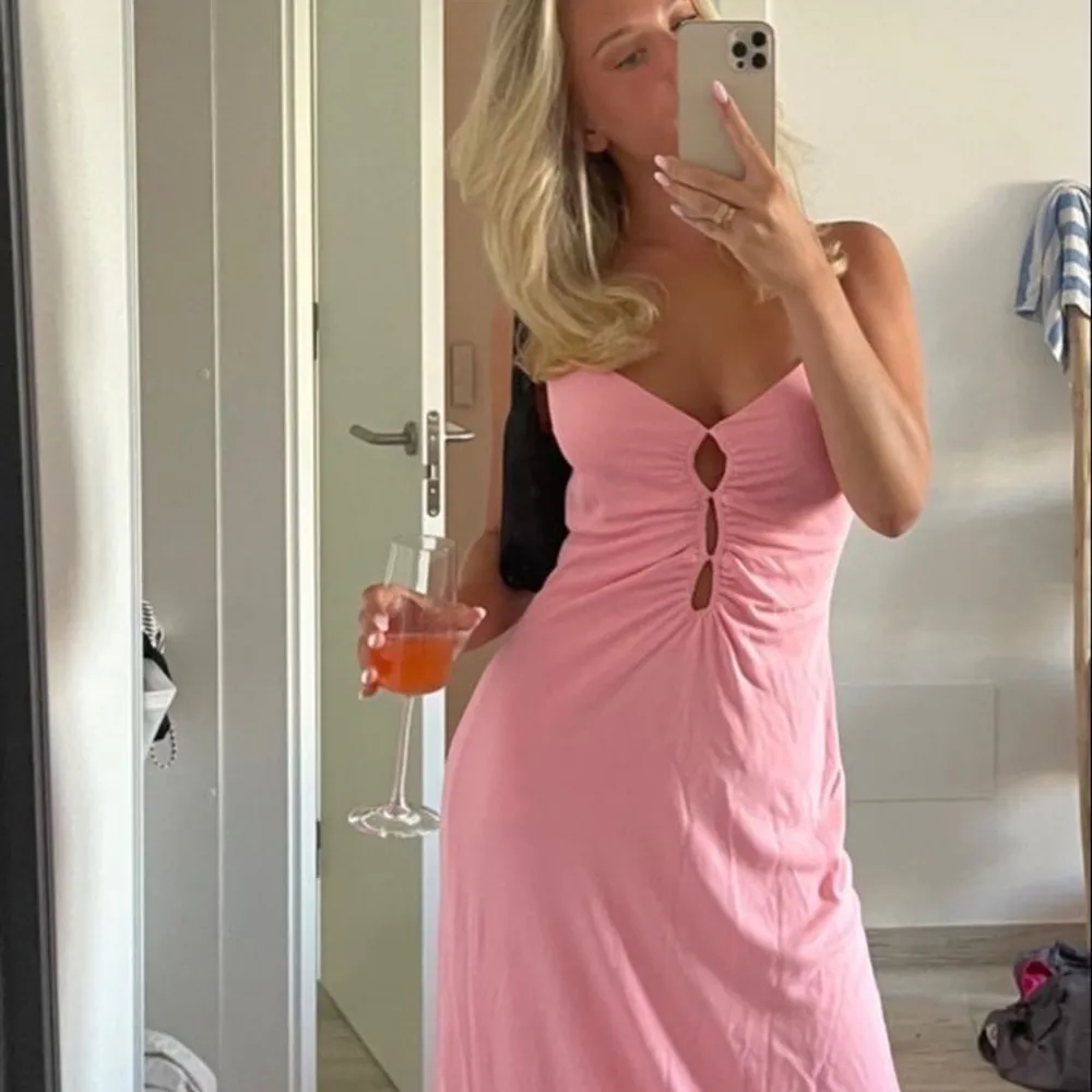 Säljer min rosa klänning från zara storlek xs . Klänningar.