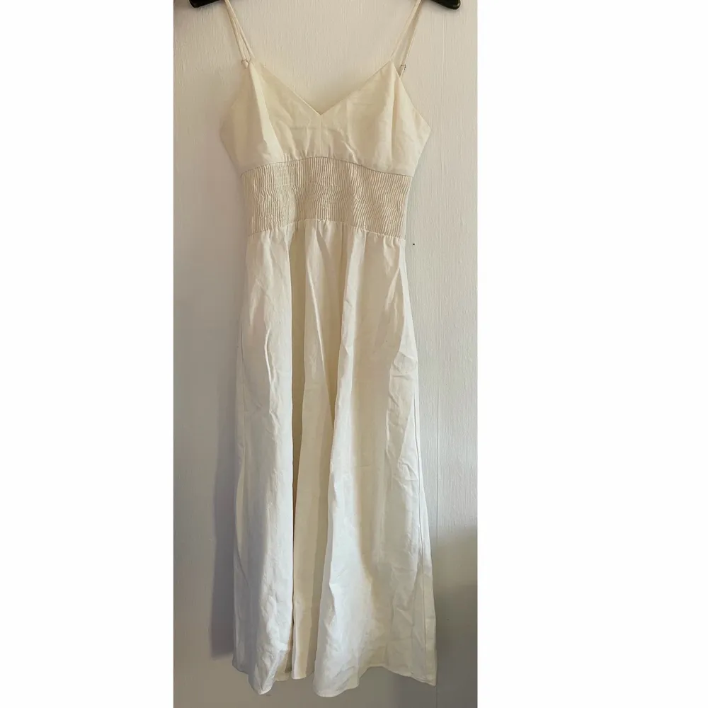 Jätte söt vit lång klänning ifrån zara i väldigt bra skick då den endast är testad hemma. Den har också fickor på sidorna. Älskar den men säljer pågrund av att den är för liten för mig.. Klänningar.