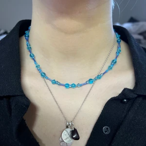 pärlhalsband  - Egengjort pärlhalsband av båda plast och glaspärlor! Finns en liten förlängningskedja på halsbandet, så det är ungefär 41-45cm långt! Frakten på 14kr ingår i priset💖