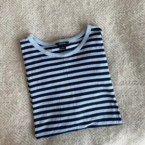 Randig tröja  - Blårandig tröja från Monki i storlek S. Den är mjuk och superskön att ha på sig. Använd ca 5 gånger. 