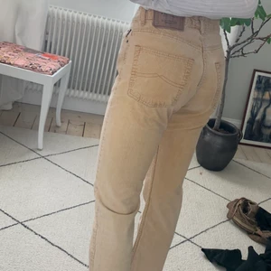 Manchesterbyxor  - Säljer dessa vintage Manchesterbyxor! Så snygga men lite för stora i midjan på mig som är en xs. Jag är 170 cm lång och de slutar vid ankeln på mig💖