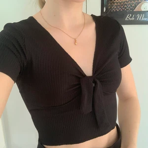 Festtopp  - Supersnygg topp från chiquelle, size XS. Den är knappt använd och därmed bra skick. Jättefin till både fest och vardag. Säljer för 50kr💓