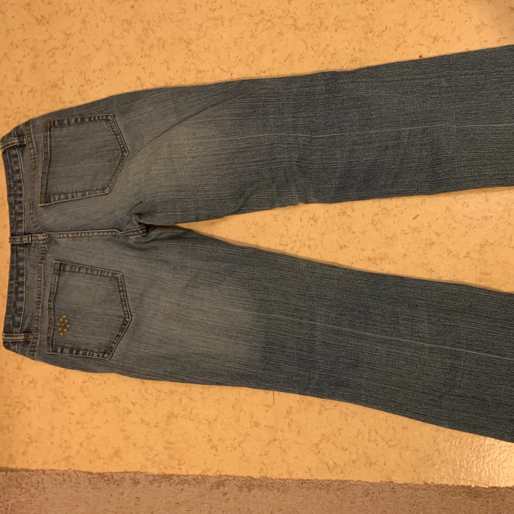 Ett par fett snygga lågmidjadde Jeans med fina detaljer både fram och bak. Fint skick. Passar s/m. KÖPAREN STÅR FÖR FRAKTEN. . Jeans & Byxor.