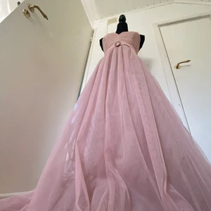 Balklänning  - En smutsrosa balklänning med ett löstagbart spänne, Jag är cirka 168 cm och jag måste använda klackar till klänningen för att den är så lång❣️ Endast använd en gång, inga defekter eller så❣️ storlek 36