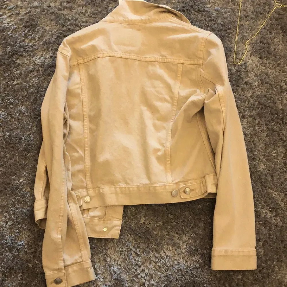 Oanvänd beige jeans jacka. Passar perfekt nu till våren. Prislappen sitter kvar på jackan. Köpt i Lager 157 för 399kr. Säljer då den inte kommer till användning. Silvriga detaljer. Fickor på framsidan. Storlek L fast passar mig som har s-M på jackor beroende på hur du vill att den ska sitta. 🌻. Jackor.