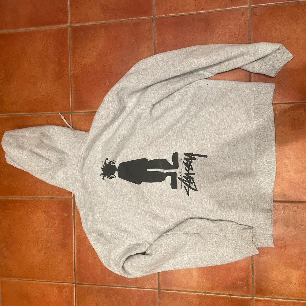 En fin stussy hoodie i storlek L. Hoodien är i väldigt bra skick. Köptes för ca 1000kr. Kan mötas i Stockholm eller fraka.. Hoodies.