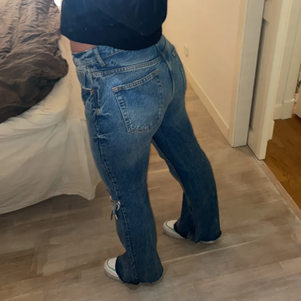 Ljusblåa jeans från zara med egenklippt hål på högra knät. Jag är 173cm lång så enligt mig är längden perfekt. Aldrig använda . Du står för frakten ❤️‍🔥. Jeans & Byxor.