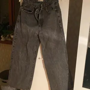 Mörkgrå jeans. Beninnerlängd 65cm. Använda ganska mycket. 