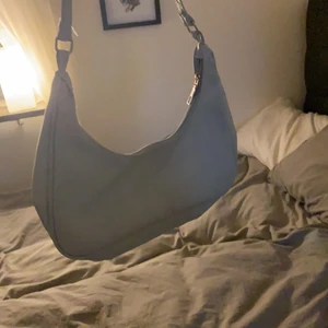 Axelremsväska  - En blå axelremsväska vet tyvär ej vart den är ifrån men köpte den för ca 100kr så jag säljer för 65kr inc frakt 