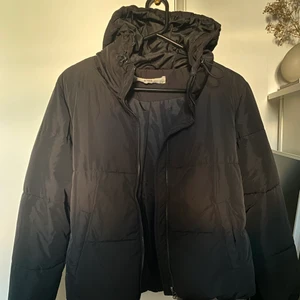 Svart pufferjacka - Svart lite croppad pufferjacka, köpt på Zalando för ca. 2 år sedan. Storlek M, passar om man har S. Väldigt fint skick! Pris 200kr eller accepterat bud.