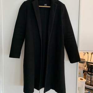kappa i storlek S från Zara, material: polyester, på mig som är 160 går den till knäna ungefär. Köpare betalar Frakt: 66kr spårbart!
