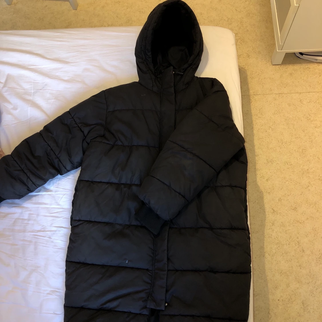 Svart lång dunjacka  - 90