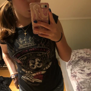 cool tröja  - jag säljer denna jättefina t-shirt som inte kommer till användning mer. Den har ett jättecoolt tryck och den passar bra med nästa allt
